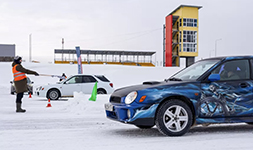 Зимние автогонки состоялись на льду барнаульского гребного канала